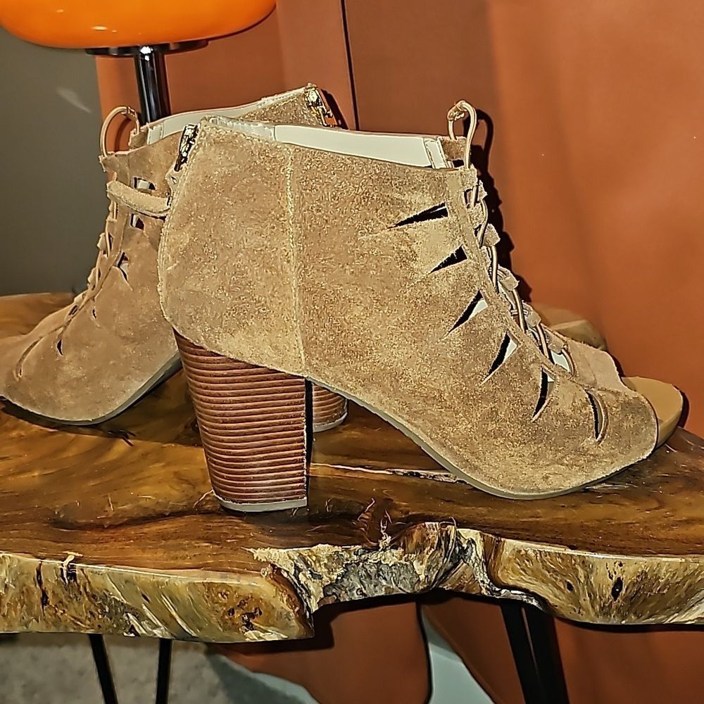MICHAEL KORS- Women's Size 9 Elsie Mid Suede Elastic Strap Block Heel - Picture 5 of 12